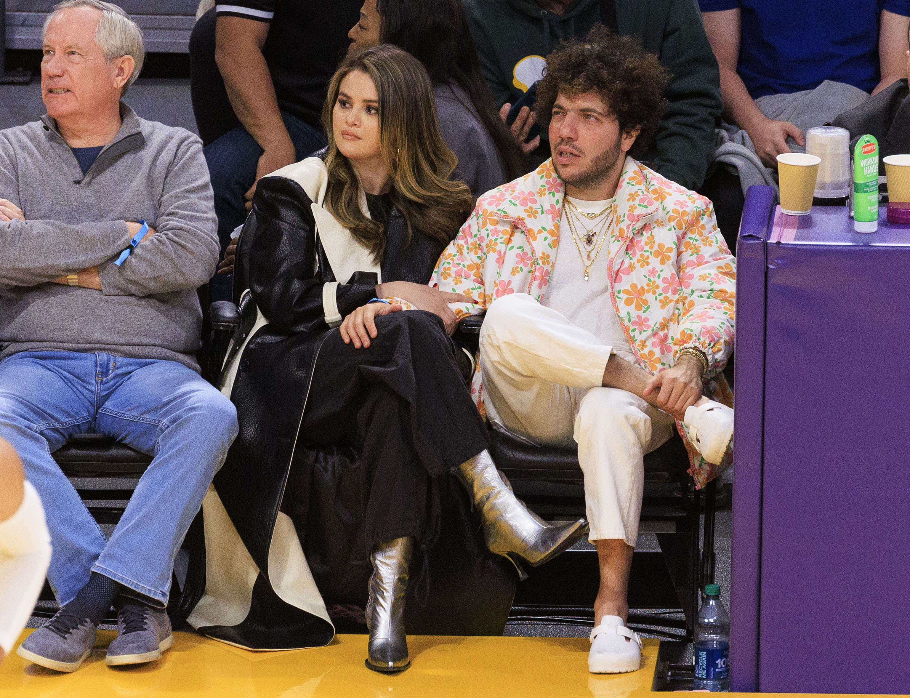 selena gomez and benny blancos pda at lakers game