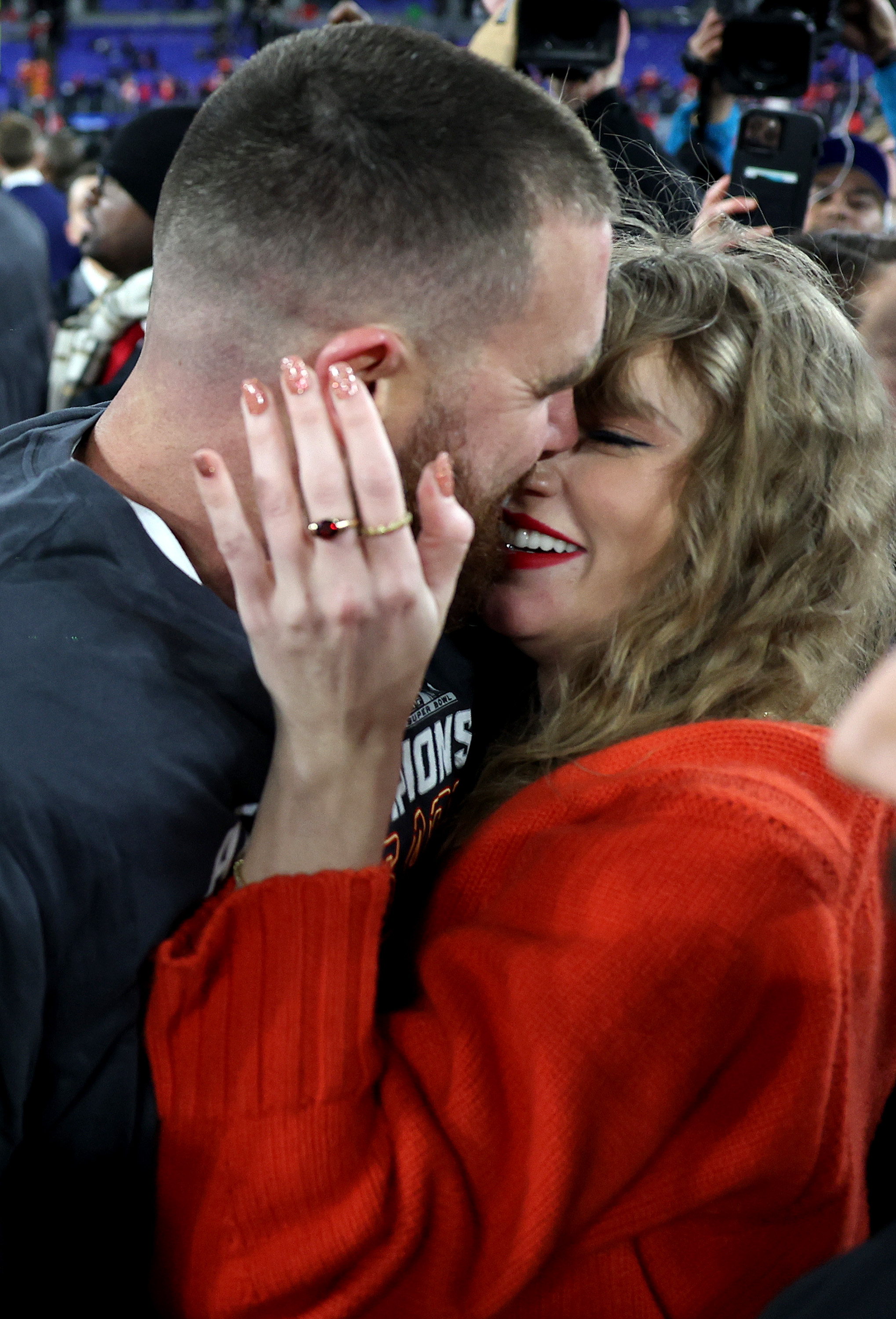 Taylor Swift and Travis Kelce's PDA Photos: Kissing, Hand Holding
