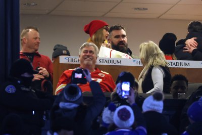 taylor swift bonds with kylie kelce at travis playoff game