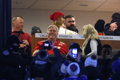 taylor swift bonds with kylie kelce at travis playoff game