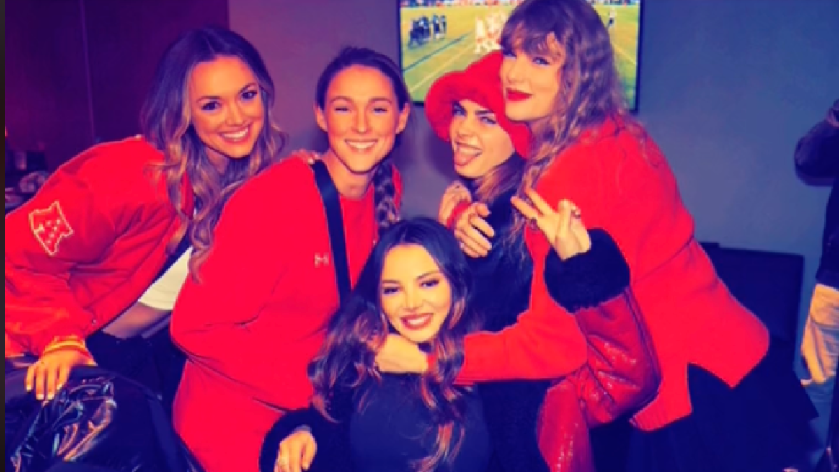 taylor swift hugs travis friends family in keleighs video