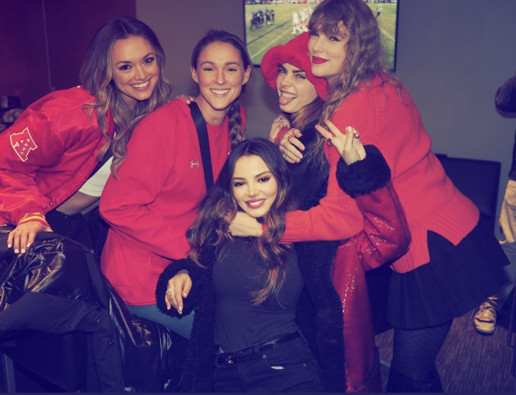 taylor swift wears travis hat celebrates with his family