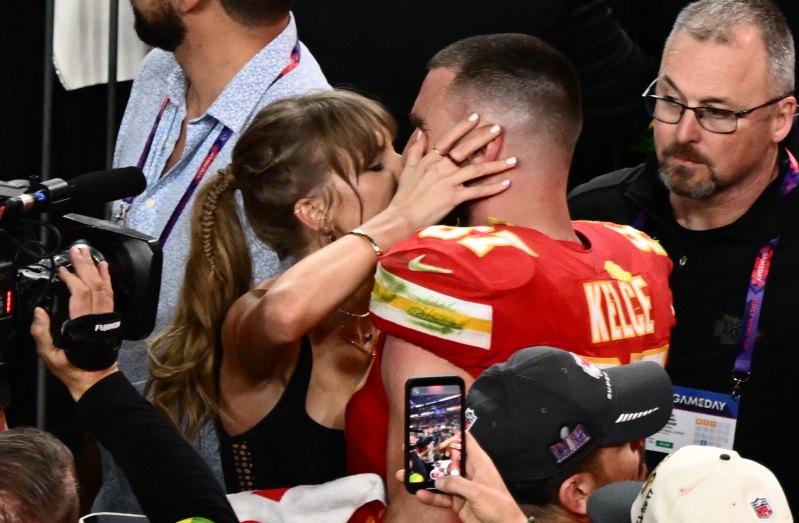 taylor swift travis kelce celebrate chiefs win 2024 super bowl