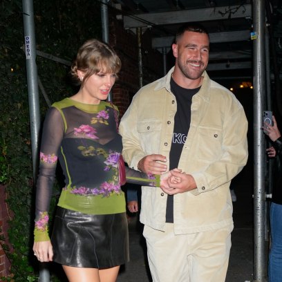 taylor swift and travis kelce hold hands at sydney zoo
