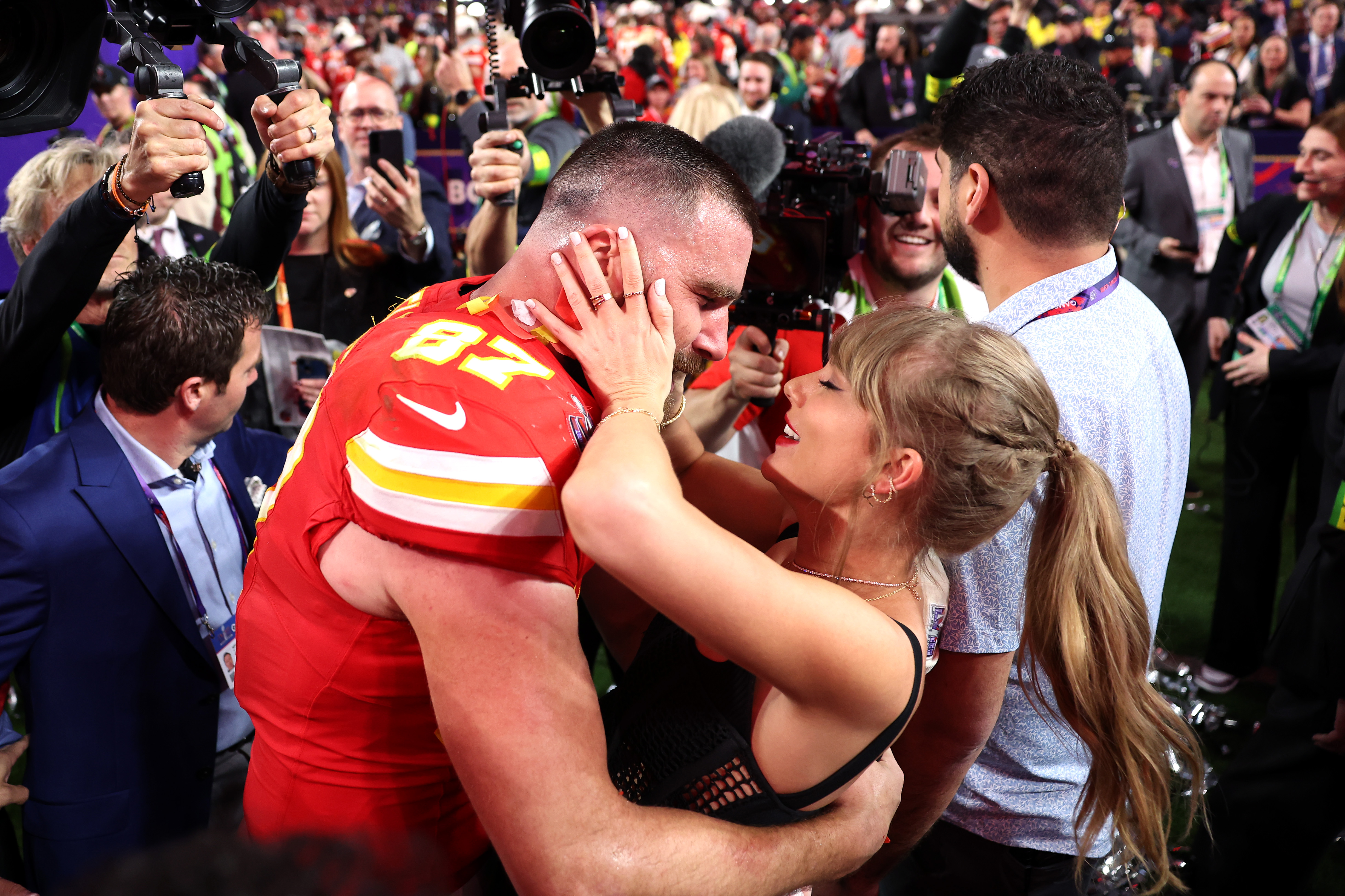 what taylor swift travis kelce said on field at super bowl