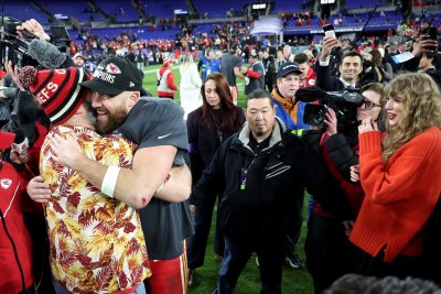 jason kelce plays with daughters after praising taylor swift