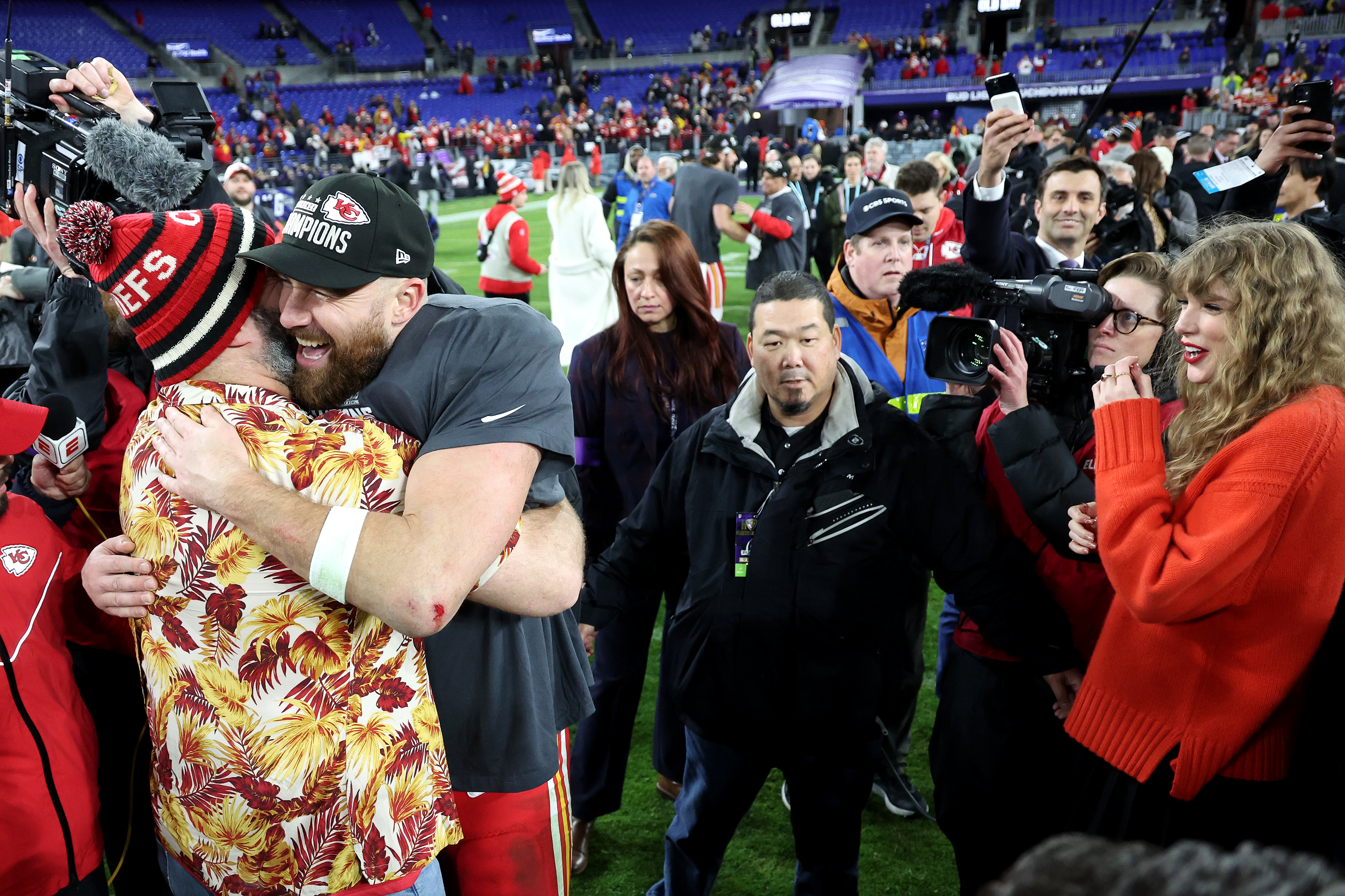 jason kelce plays with daughters after praising taylor swift