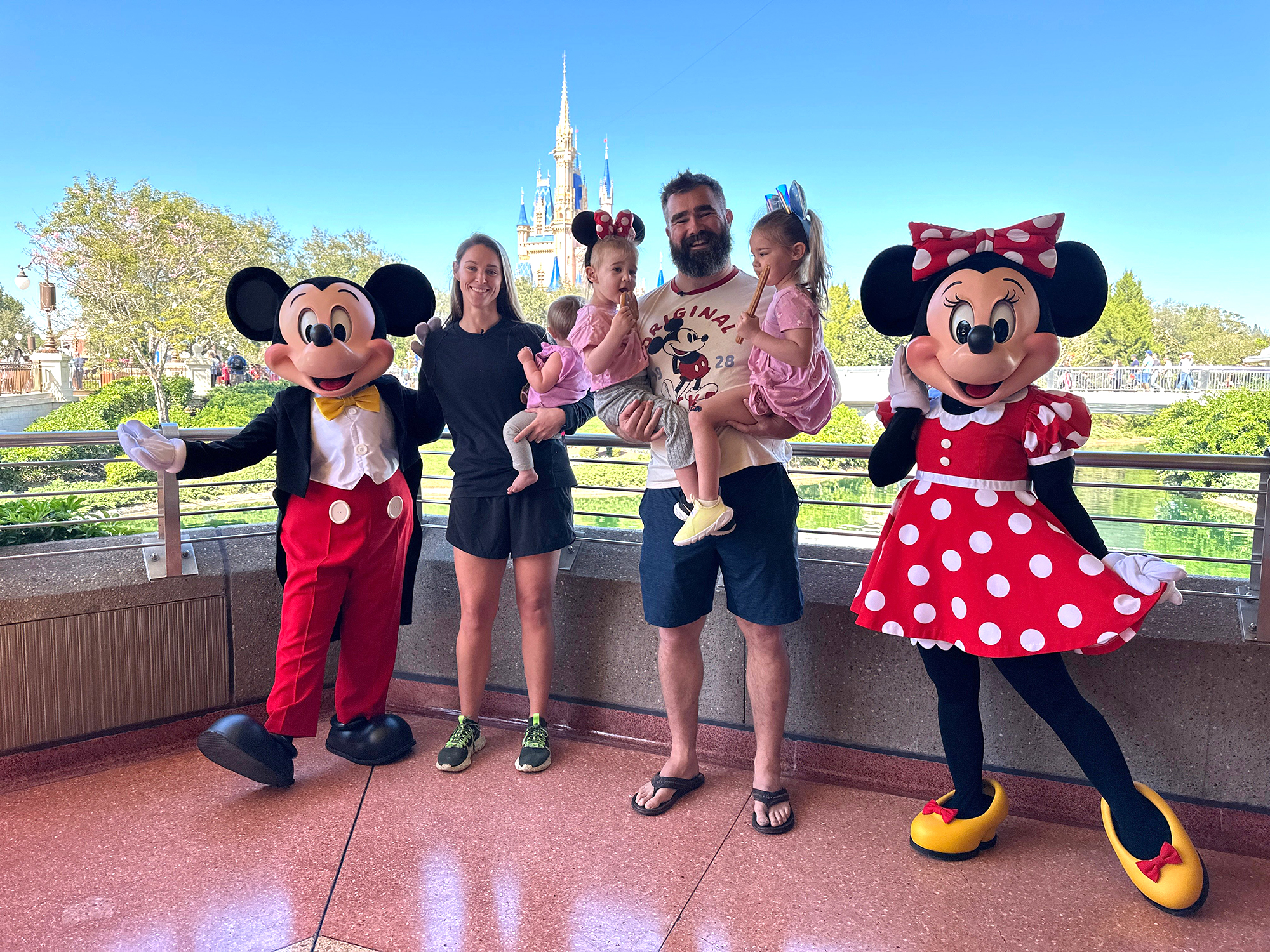 jason kelce plays with daughters after praising taylor swift