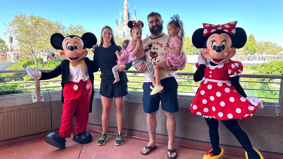 jason kelce plays with daughters after praising taylor swift