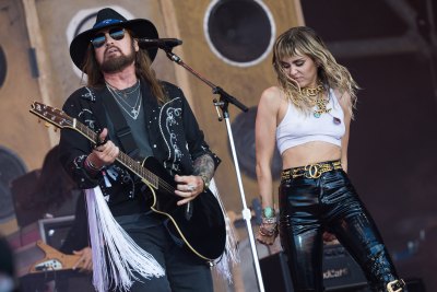 Miley Cyrus Leaves Dad Billy Ray Cyrus Out of Grammys Speech: ‘Don’t Think I Forgot Anyone’