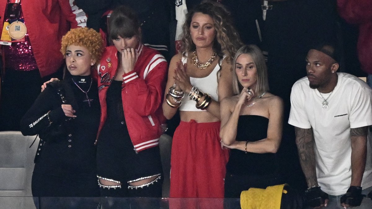 taylor swift bites nails at super bowl