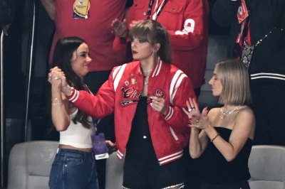 taylor swift biting nails at super bowl