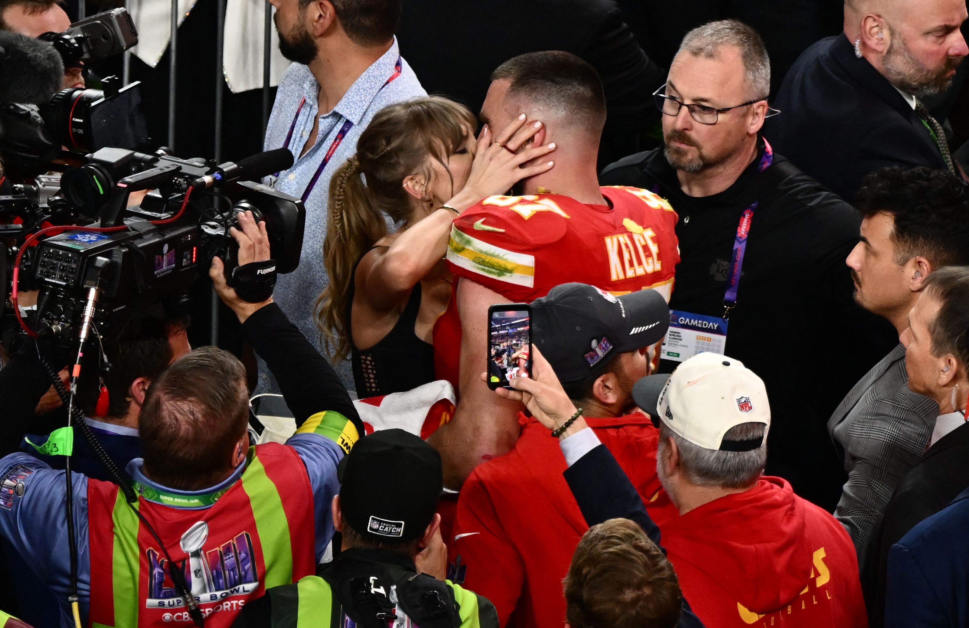 taylor swift travis kelce celebrate chiefs super bowl win
