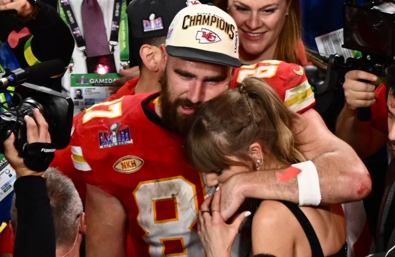 taylor swift travis kelce celebrate chiefs super bowl win