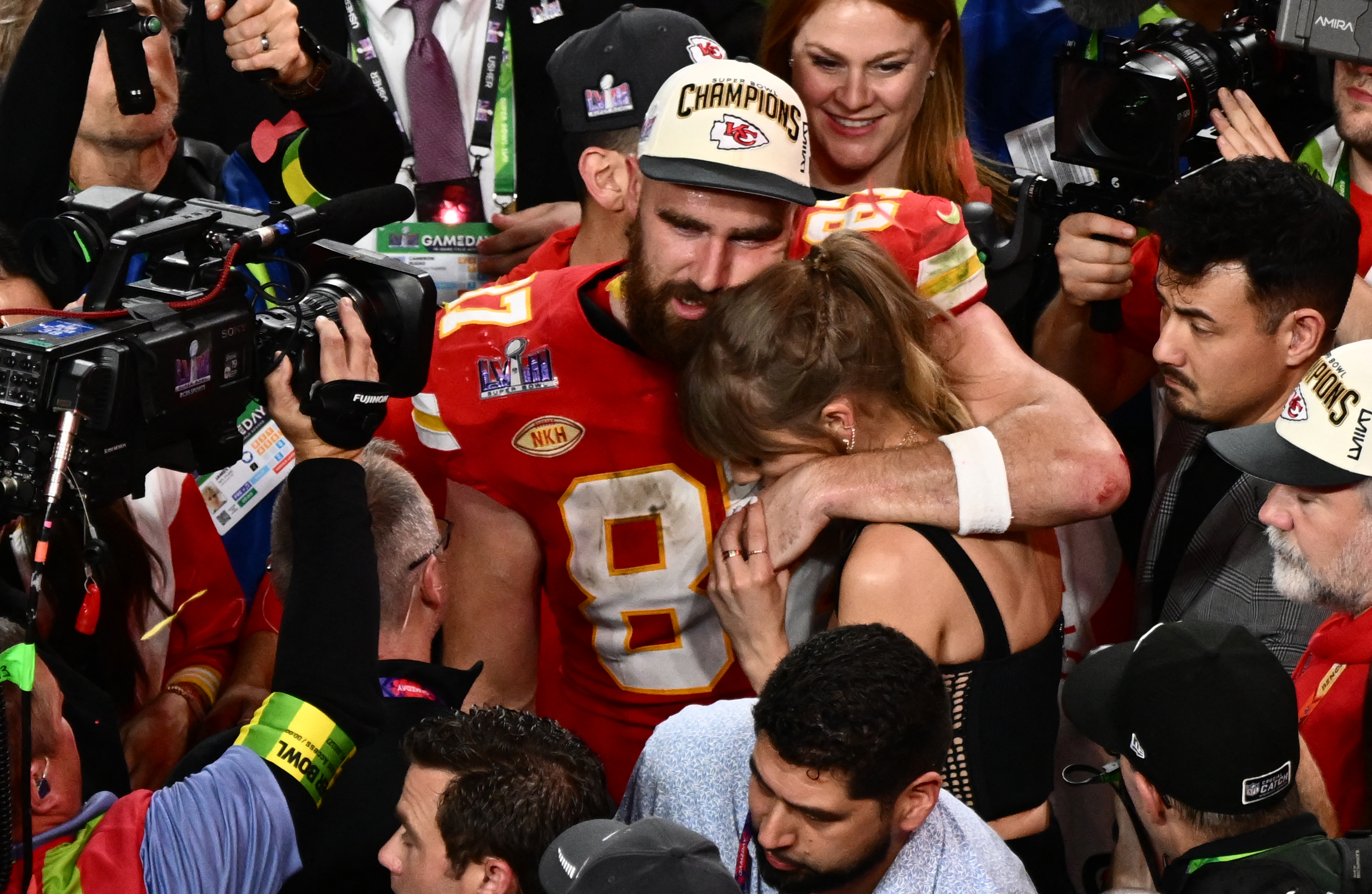 taylor swift travis kelce celebrate super bowl win