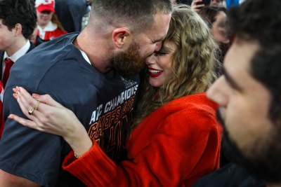 Travis Kelce hugs Taylor Swift after winning the AFC Championship