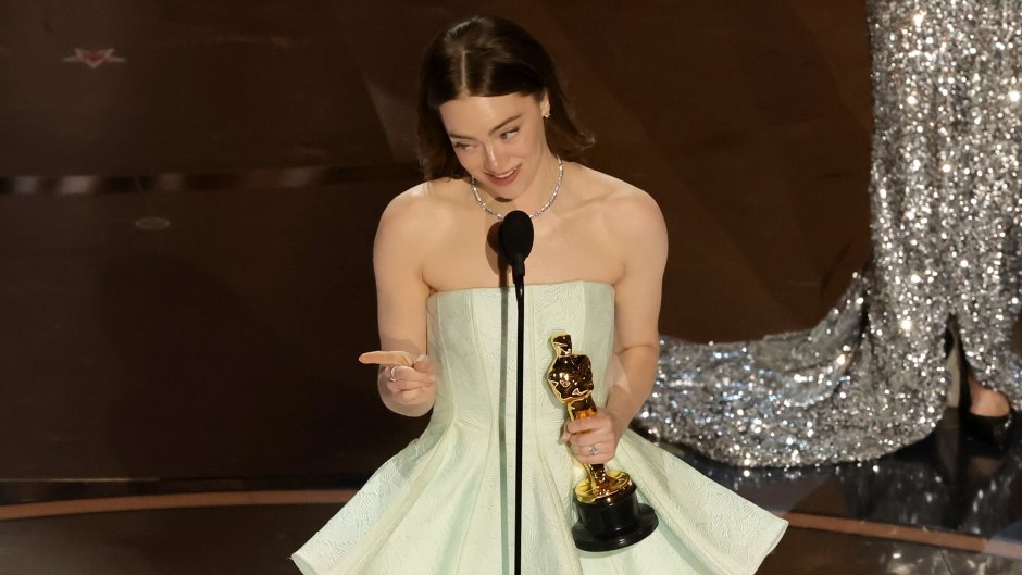 Emma Stone Rips Dress at Oscars