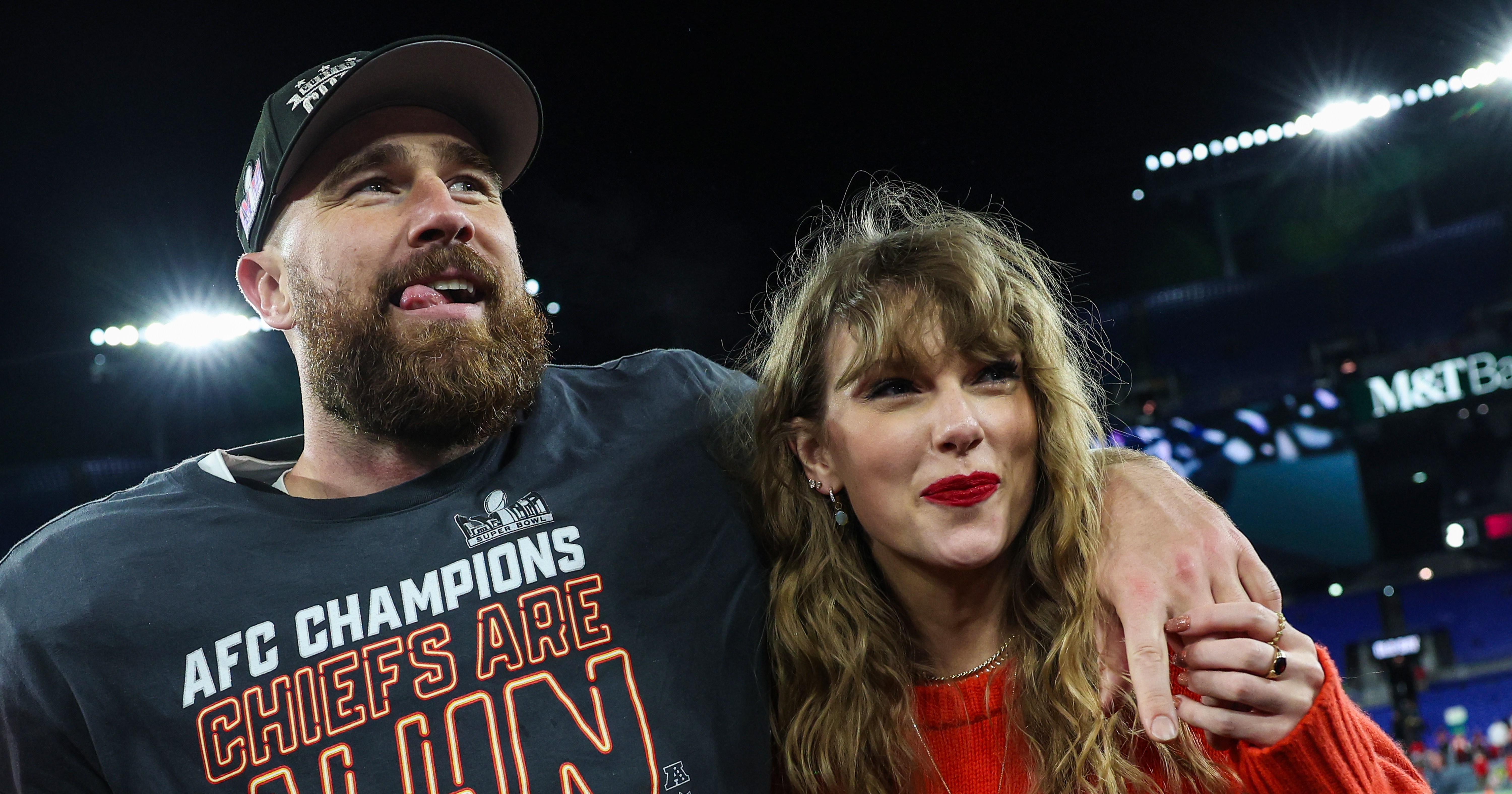 Travis Kelce Thanks Taylor Swift Fans for Podcast Award - Vimarsana News
