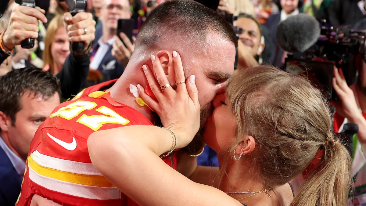 taylor swift kisses travis kelce at eras tour singapore