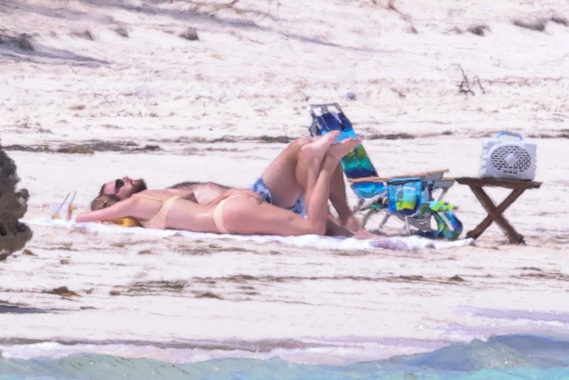 taylor swift travis kelce pda photos