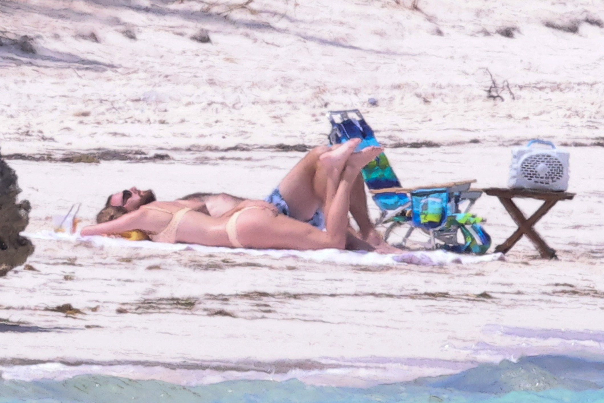 taylor swift travis kelce pda photos