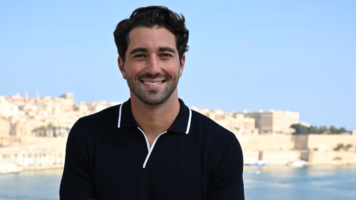 why are the bachelors joeys eyes yellow gilbert syndrome