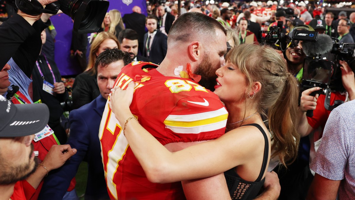 travis kelce kisses taylor swifts shoulder at charity gala