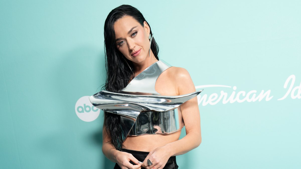 katy perrys wardrobe malfunction as top breaks on idol