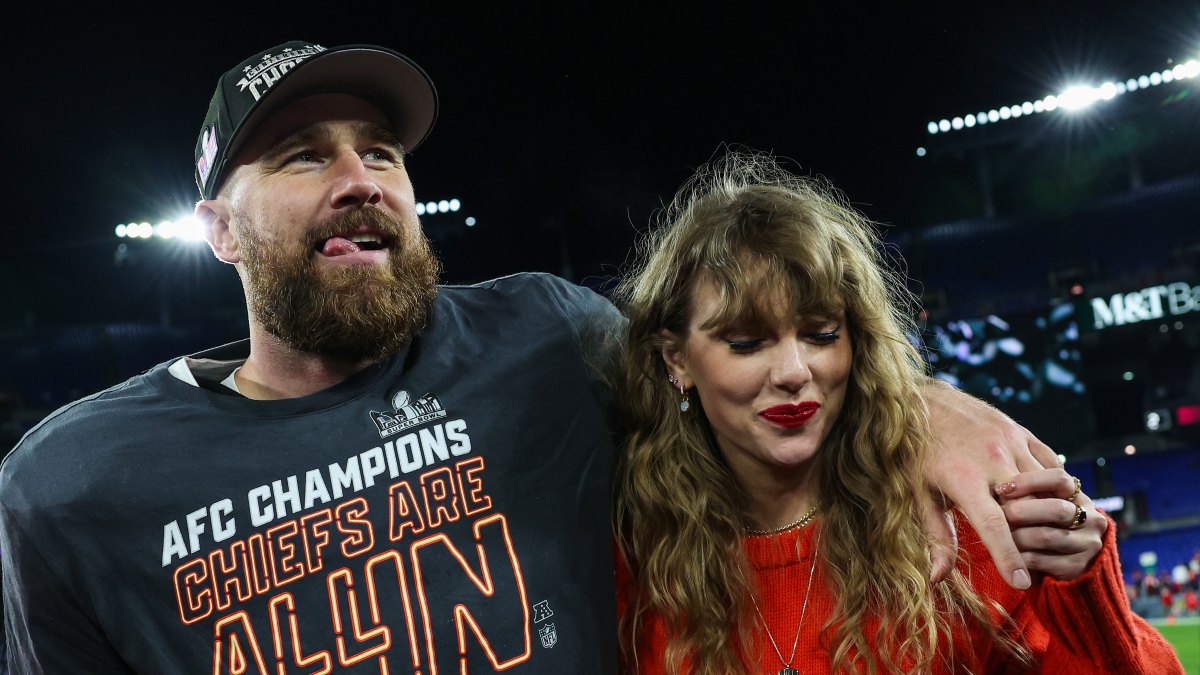 Taylor Swift and Travis Kelce Sit on the Same Side of Booth During Dinner Date in L.A.