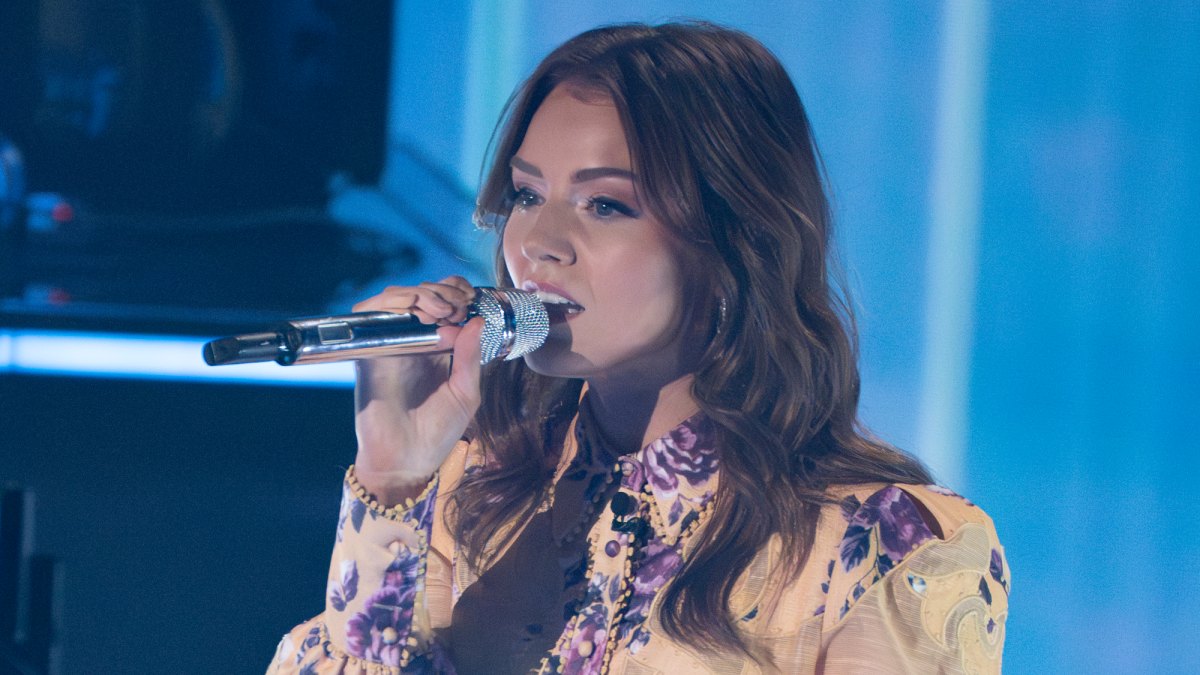 who is emmy russell loretta lynn relative american idol