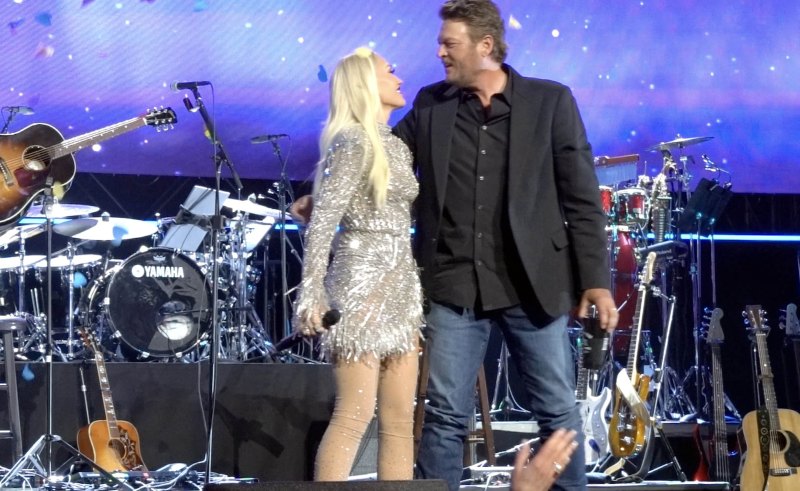 Gwen Stefani and Blake Shelton Flaunt PDA at Gala: Photos