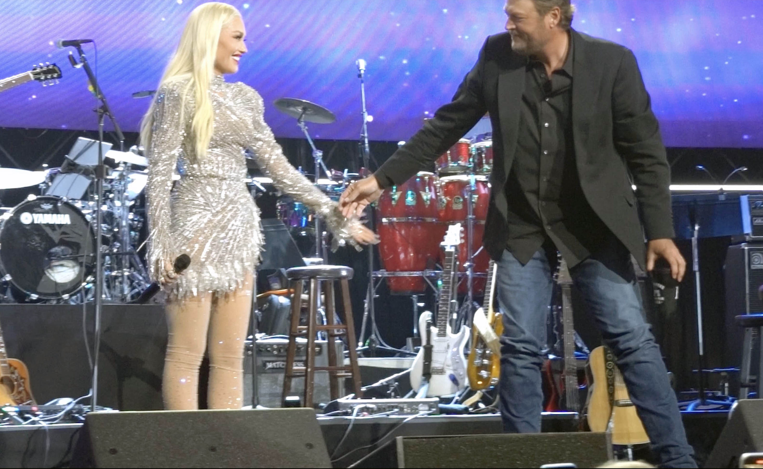 Gwen Stefani and Blake Shelton Flaunt PDA at Gala: Photos
