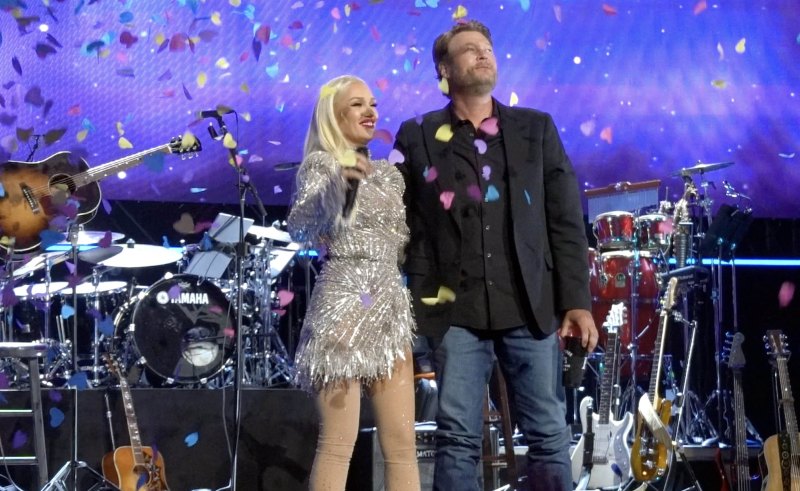 Gwen Stefani and Blake Shelton Flaunt PDA at Gala: Photos