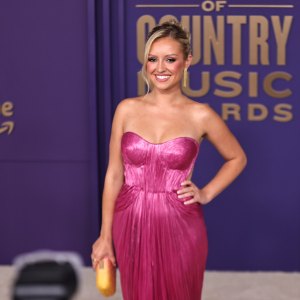 daisy kent stuns in pink at 2024 acm awards