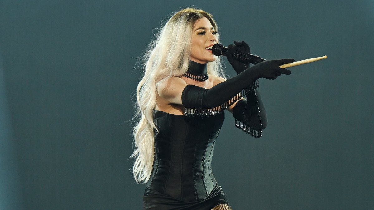 Shania Twain Laughs Off Embarrassing On Stage Gaffe Video