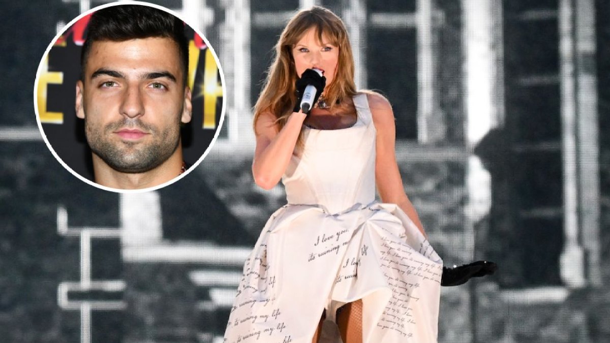 Taylor Swift's Dancer Helps Her After Stage Malfunction