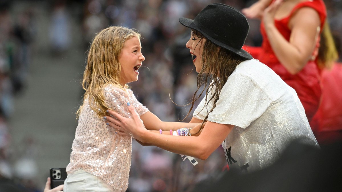 How Does Taylor Swift Pick Who Gets Her 22 Hat at Eras Tour?