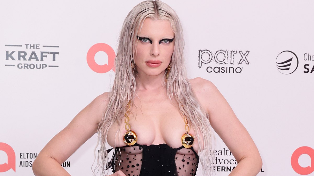 Julia Fox Appears to Come Out as Lesbian in TikTok Video 1