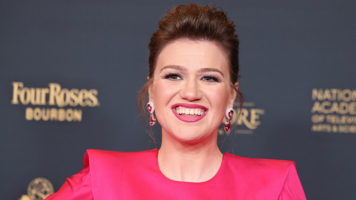 Kelly Clarkson Won't be Deterred From Hitting Body Goals