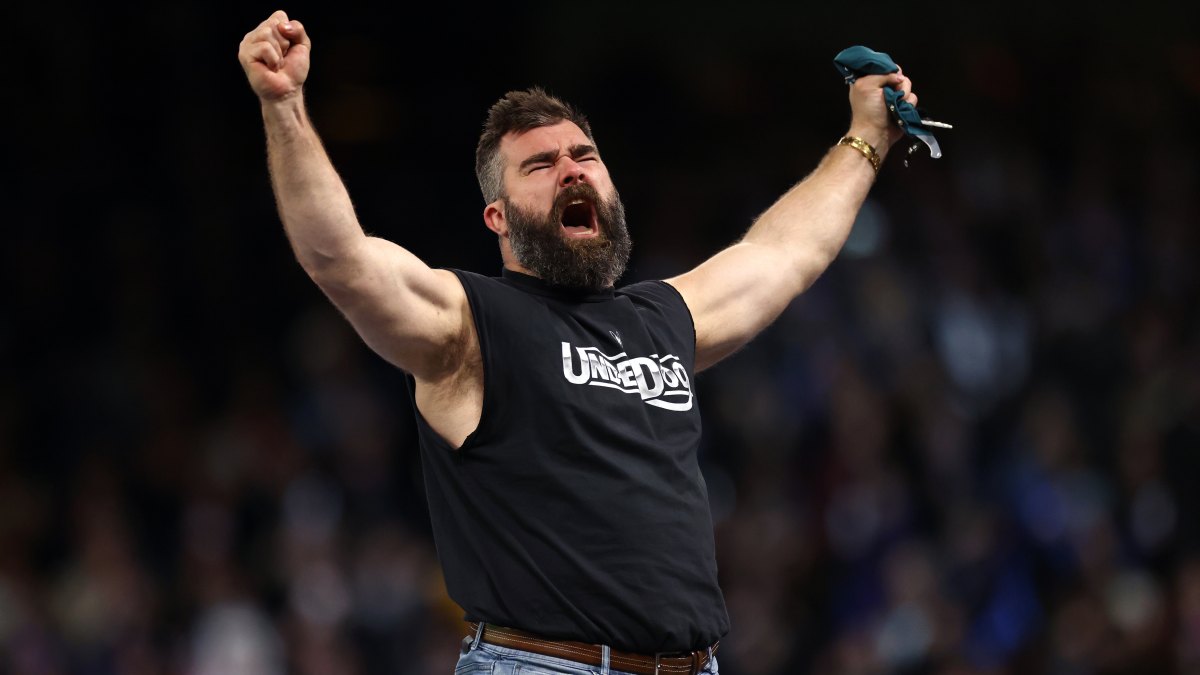 Jason Kelce Shows Off Weight Loss at Eagles Practice