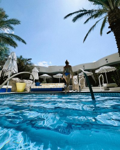 Kate Hudson Smolders in Blue Bikini During Las Vegas Trip