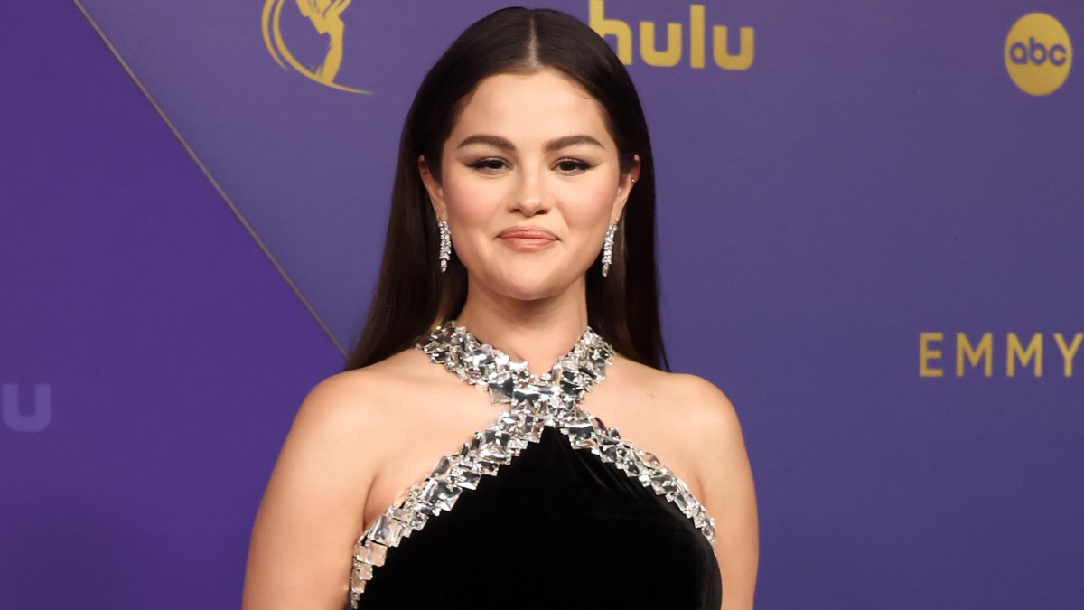 Selena Gomez Wears Ring on That Finger at Emmys With BF Benny BlancoSelena Gomez Wears Ring on That Finger at Emmys With BF Benny Blanco 0