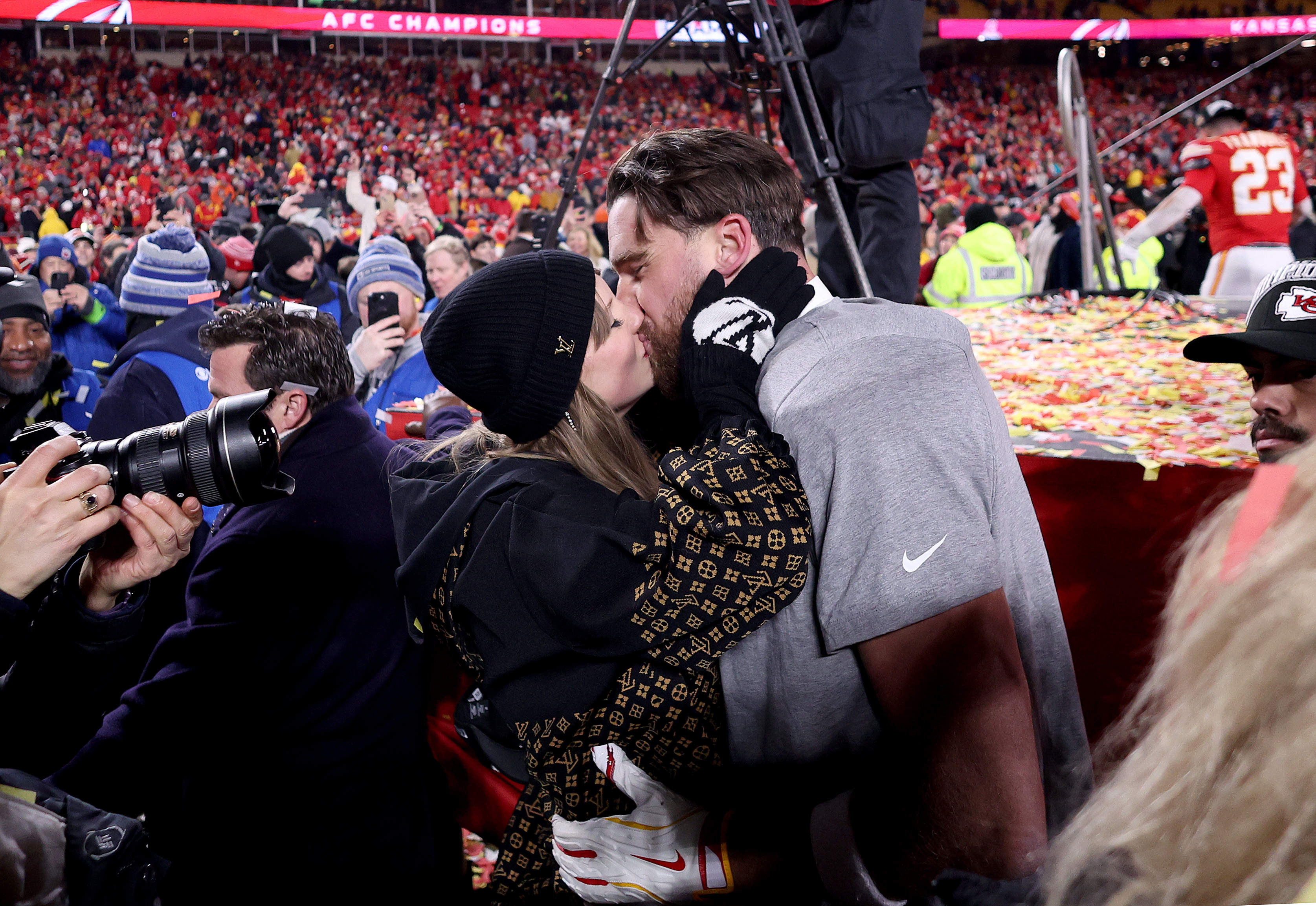 Taylor Swift and NFL Star Travis Kelce's PDA Photos Are Like Our ~Wildest Dreams~