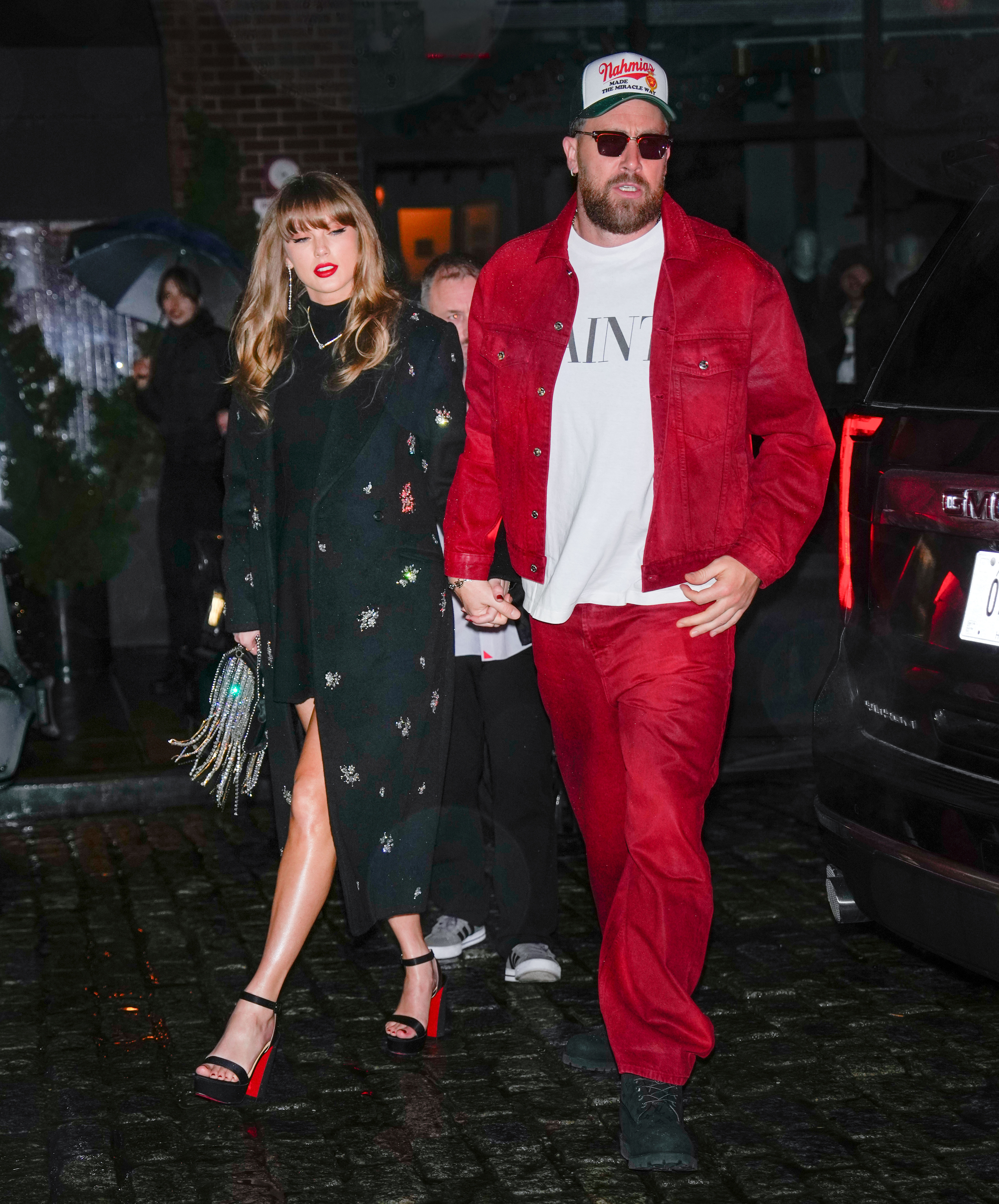 Taylor Swift and NFL Star Travis Kelce's PDA Photos Are Like Our ~Wildest Dreams~
