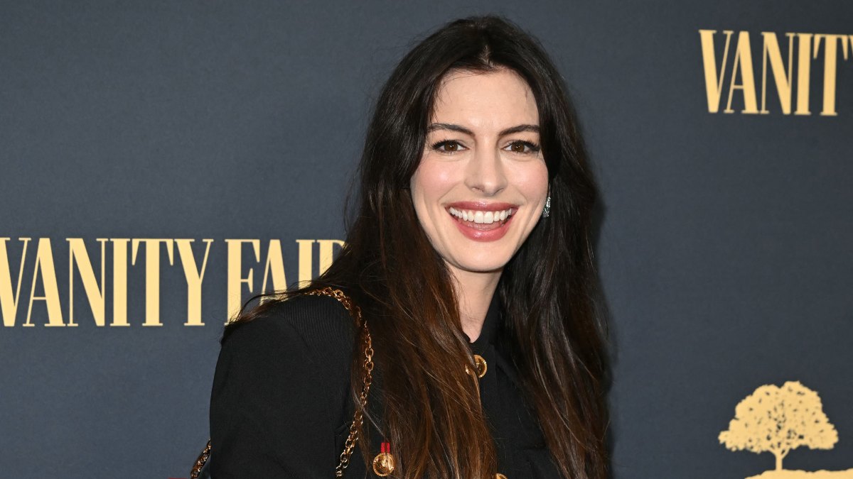 Anne Hathaway Apologizes to Reporter for Rude Resurfaced Interview