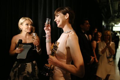 Anne Hathaway Apologizes to Reporter for Rude Resurfaced Interview