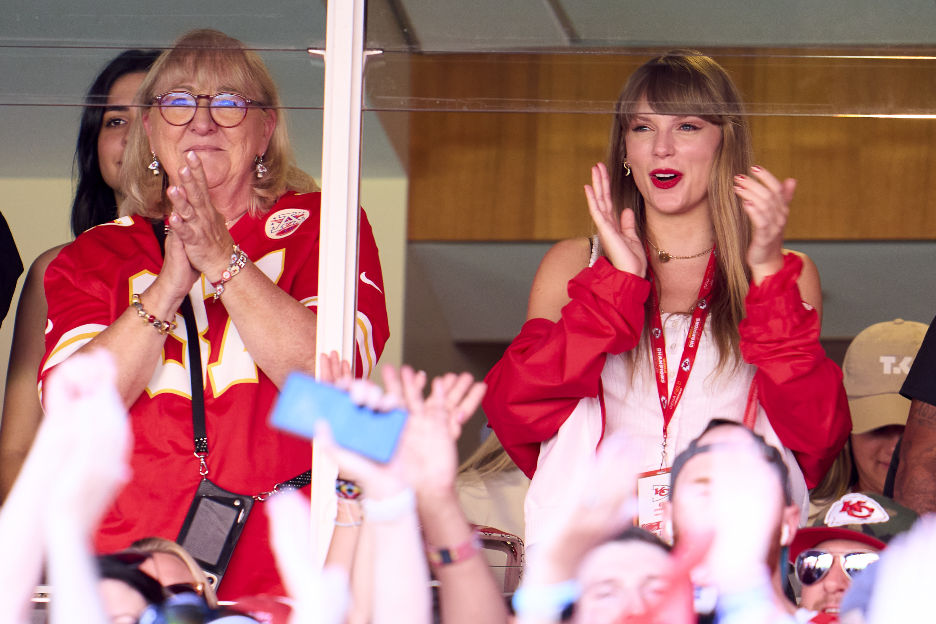 taylor-swift-donna-kelce