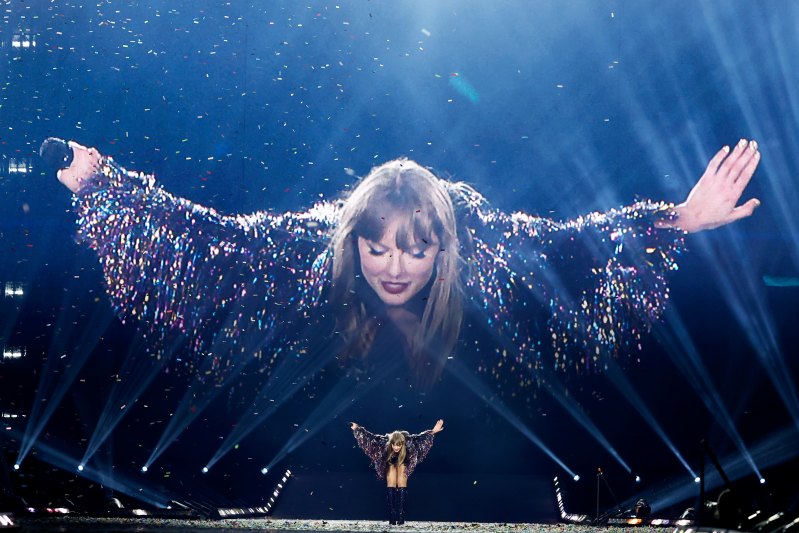 christmas in the spotlight taylor travis references