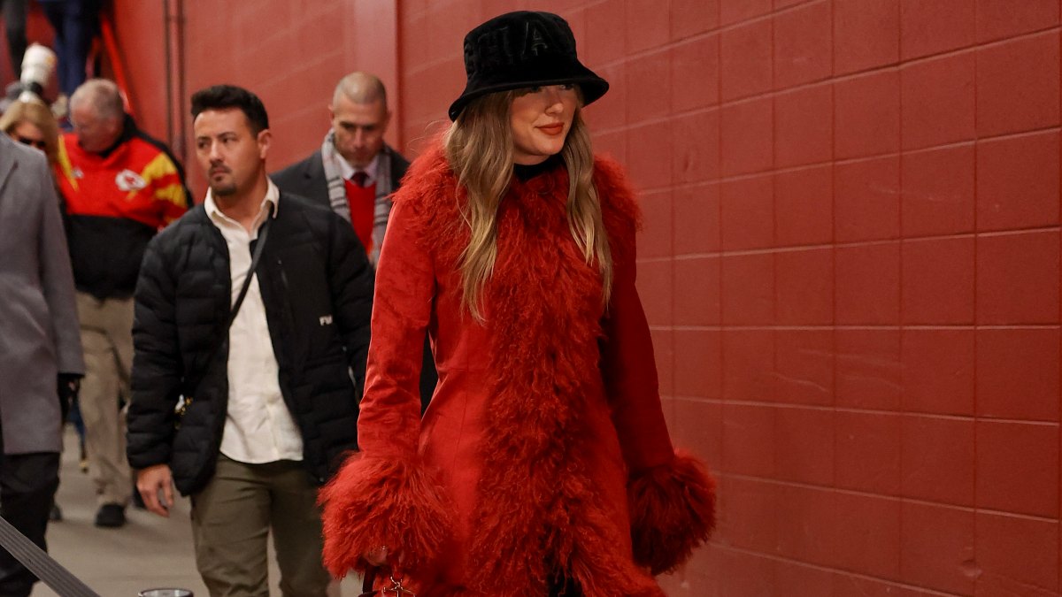 Taylor Swift Celebrates Chiefs’ Undefeated Season With Group Hug