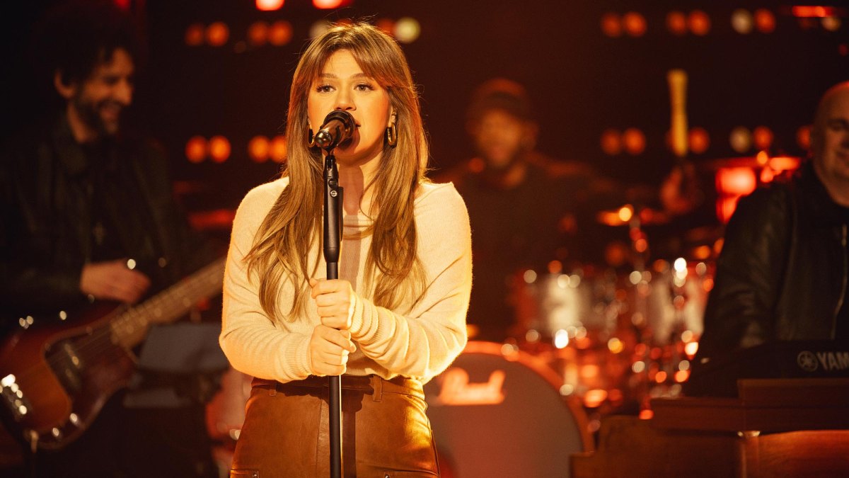 Kelly Clarkson Reflects on Major Wardrobe Malfunction 830